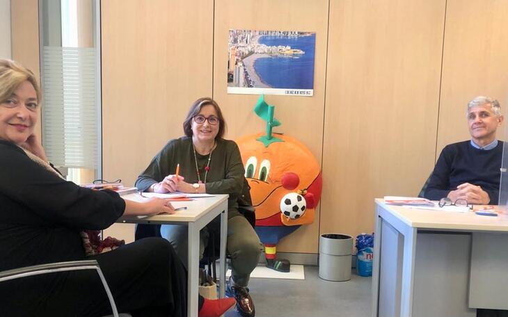 La candidata de Cs, Victoria Villar, junto con el grupo municipal trabajando en los proyectos de inversiones para Benidorm.